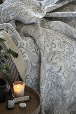 0721-02 Quilt hvid med beige paisley fra Ib Laursen ved bord - Tinashjem